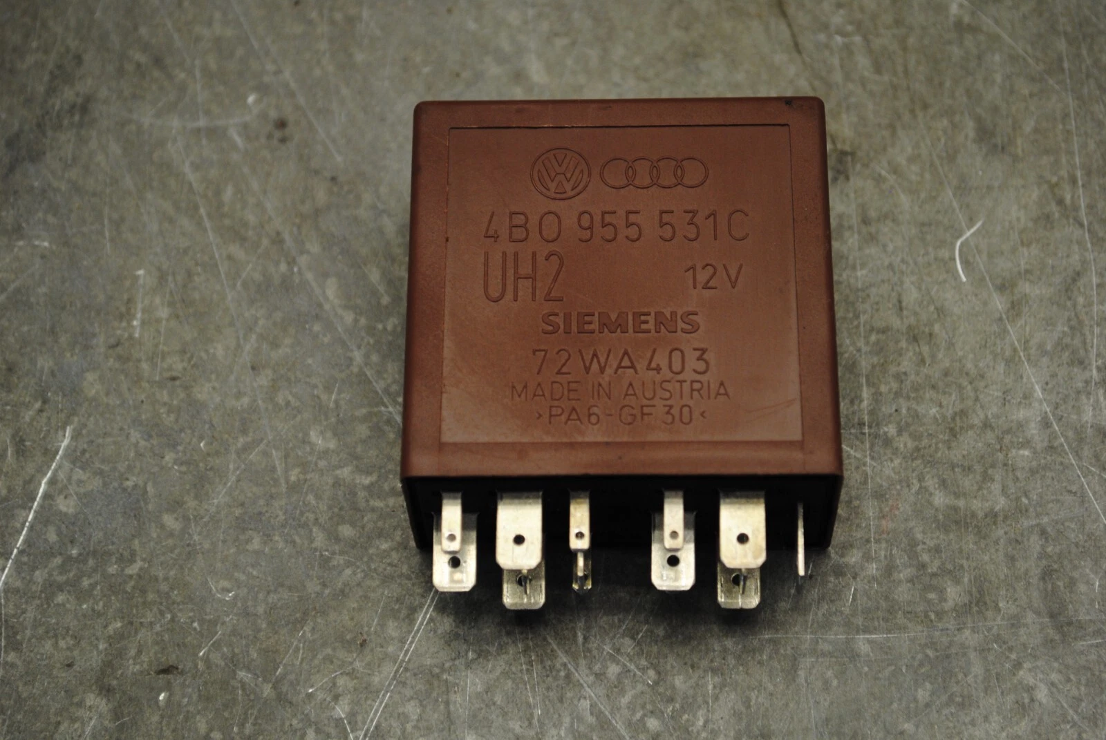 Relais 4B0 955 531 C Siemens 72WA403 aus einem VW Passat 3B B5 BJ 1999