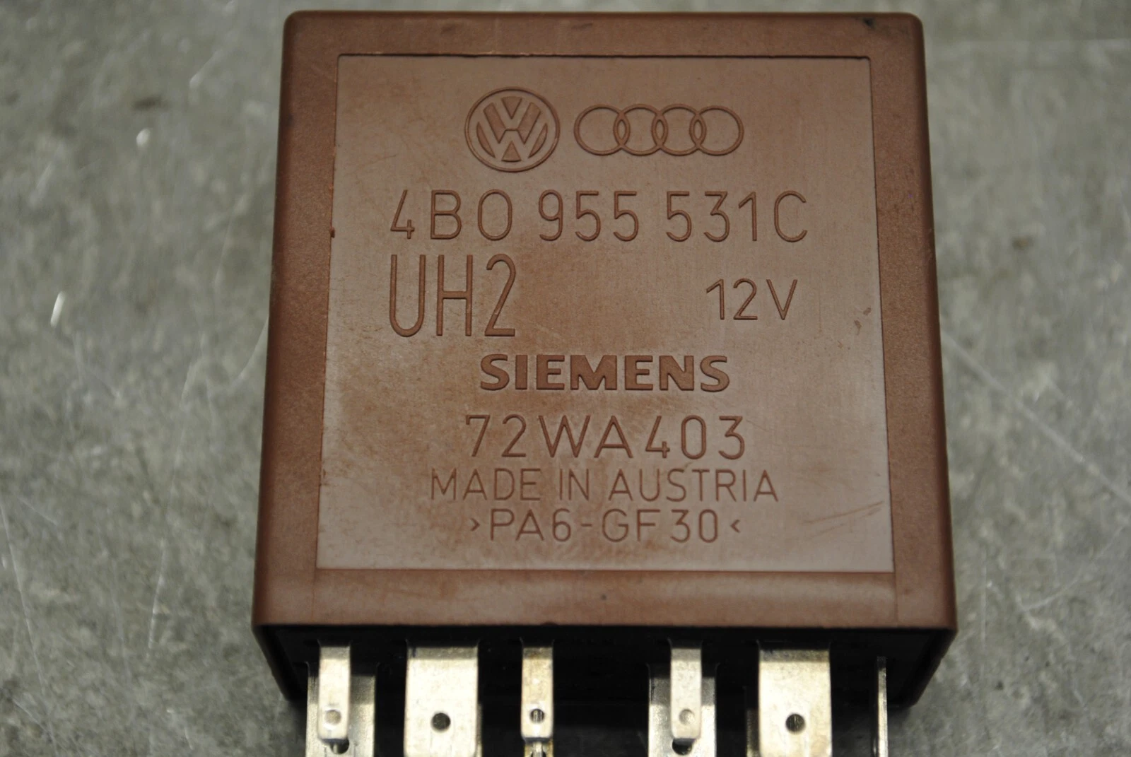 Relais 4B0 955 531 C Siemens 72WA403 aus einem VW Passat 3B B5 BJ 1999 – Bild 2