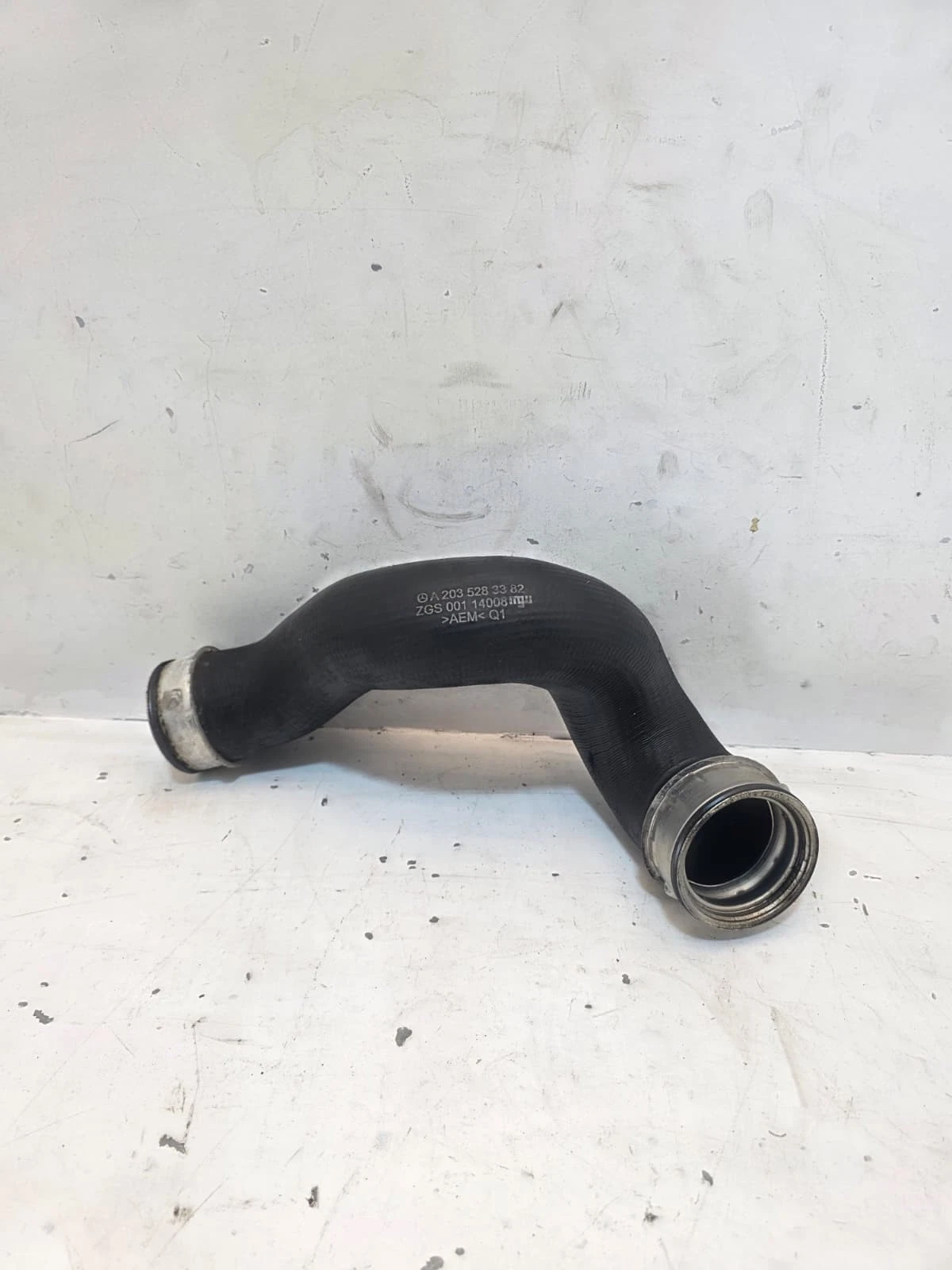 Original Mercedes W203 C209 Ladeluftschlauch Druckschlauch A2035283382