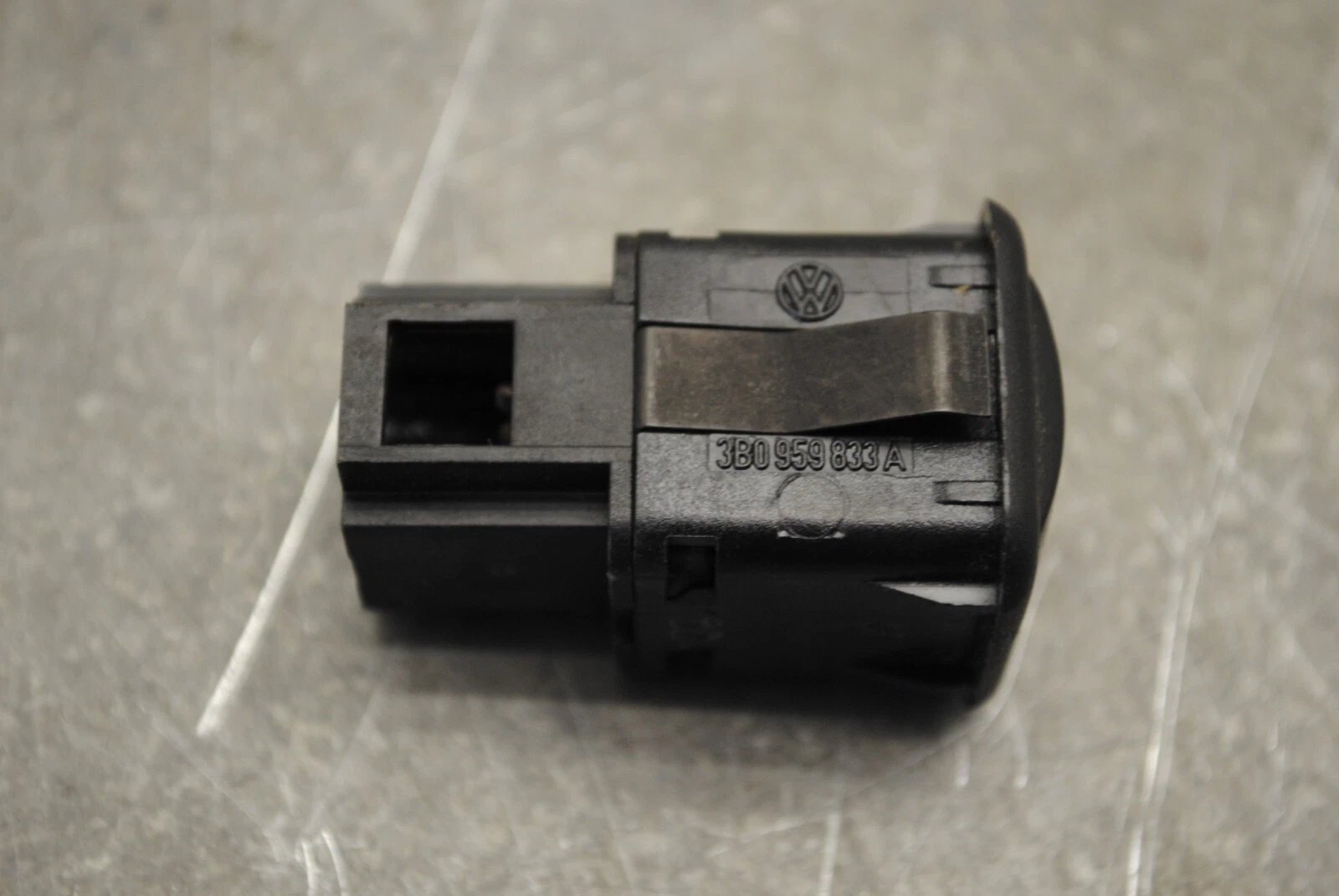 Schalter Tankklappe VW Passat 3B B5 (BJ 1999) 3B0959833A – Bild 2