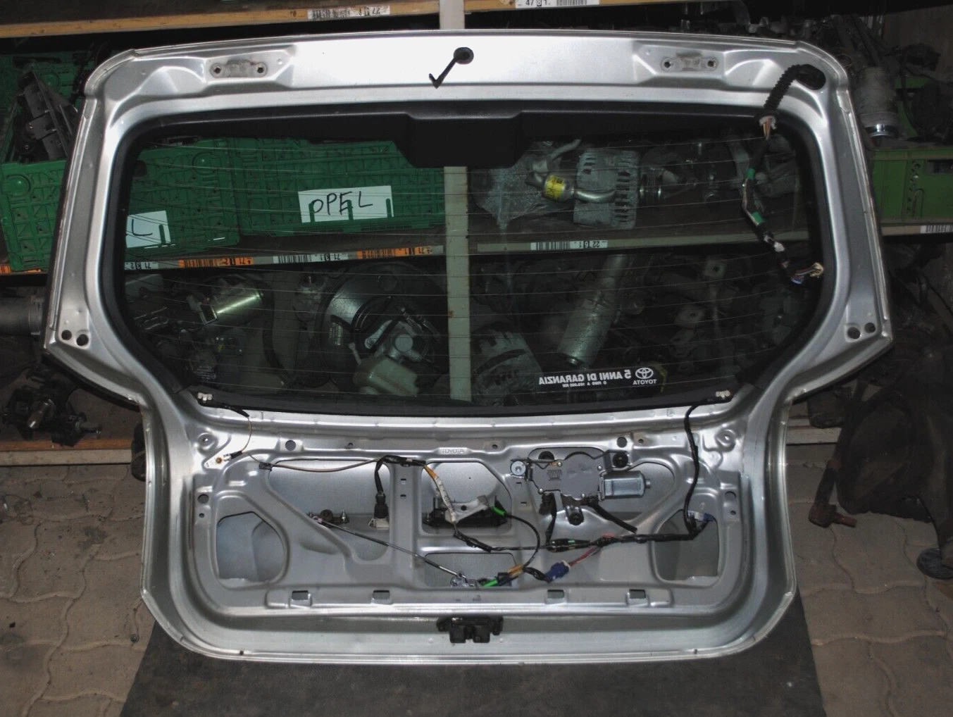 Heckklappe Toyota Corolla D-4D E12 inkl. Kabelbaum + Heckscheibenwischermotor – Bild 3