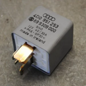 Teilen Kraftstoffpumpenrelais VW Passat 3B B5 (BJ 1999) 4D0951253