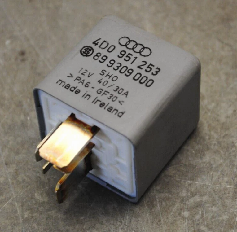 Teilen Kraftstoffpumpenrelais VW Passat 3B B5 (BJ 1999) 4D0951253