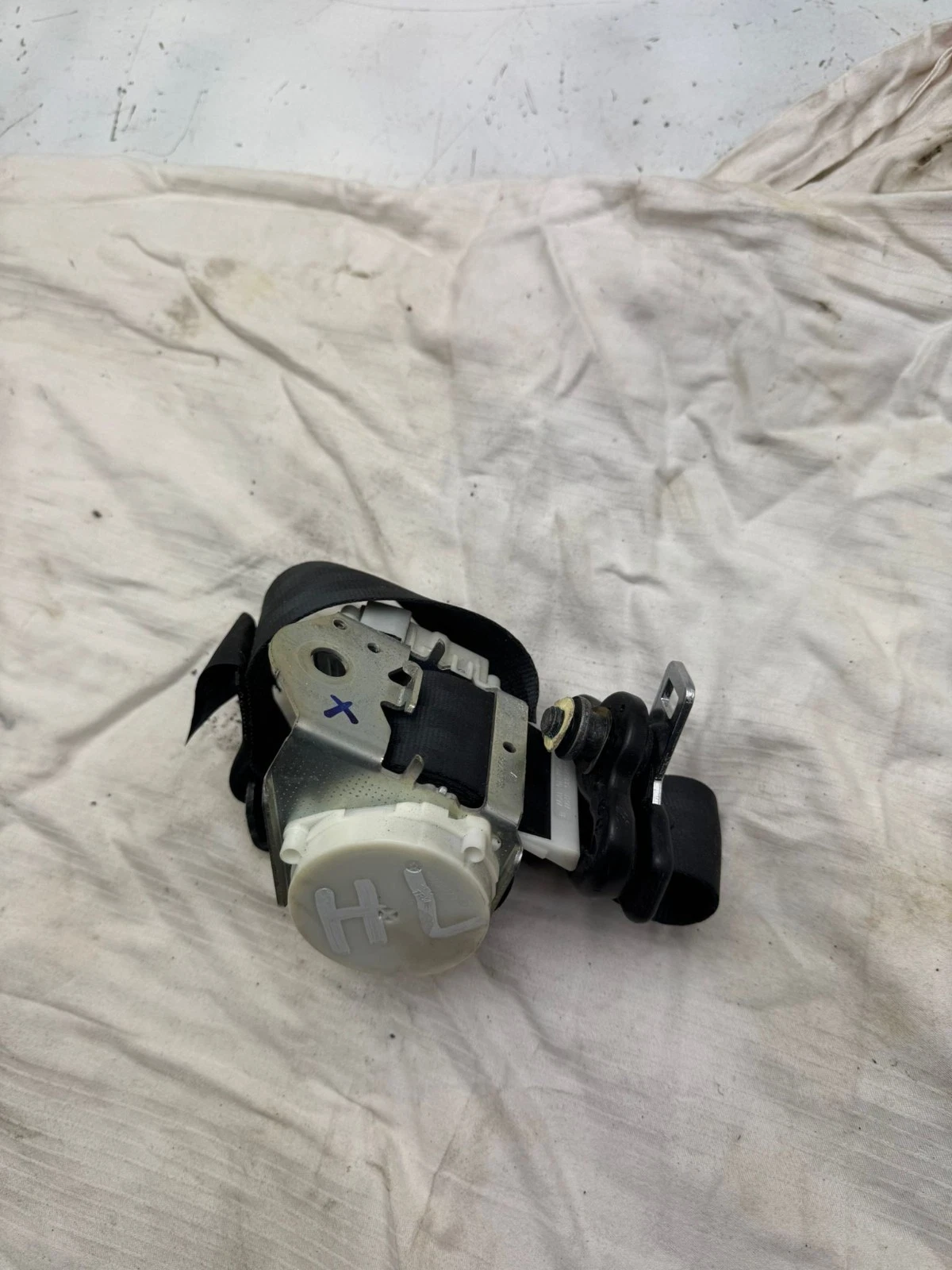 Original Ford Fiesta Sicherheitsgurt hinten links 8V51A611B69AE 040982