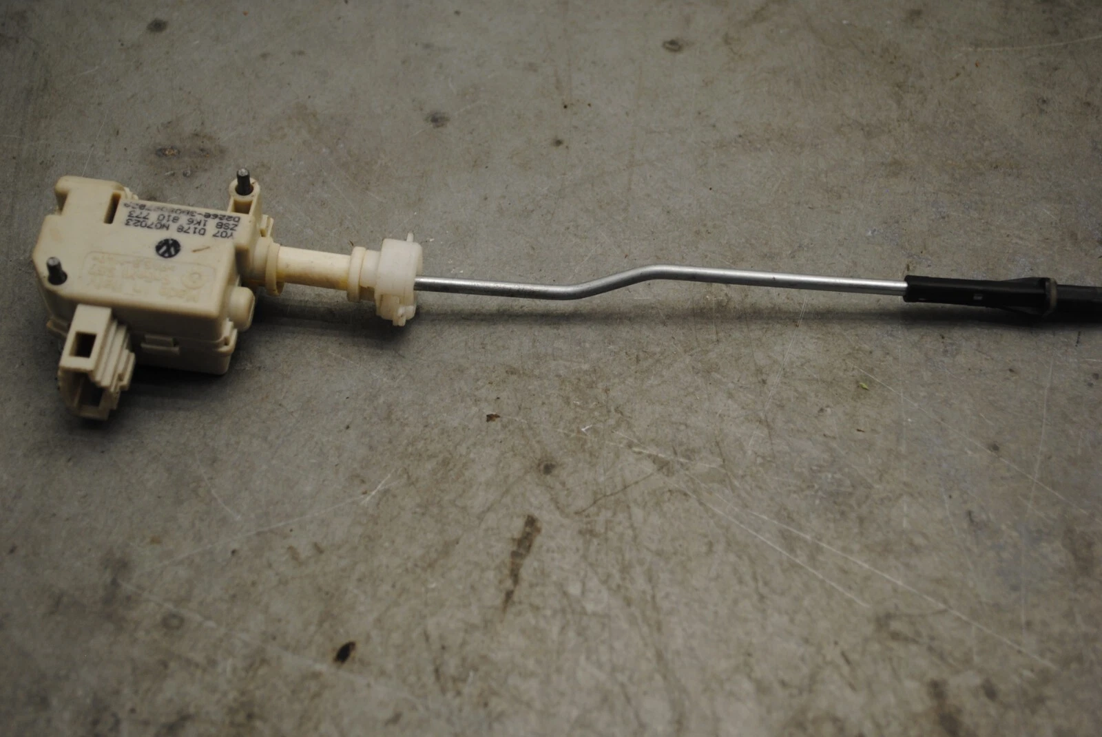 original Stellmotor Tankklappe/Tankdeckel VW Golf V (1K) 1K6810773