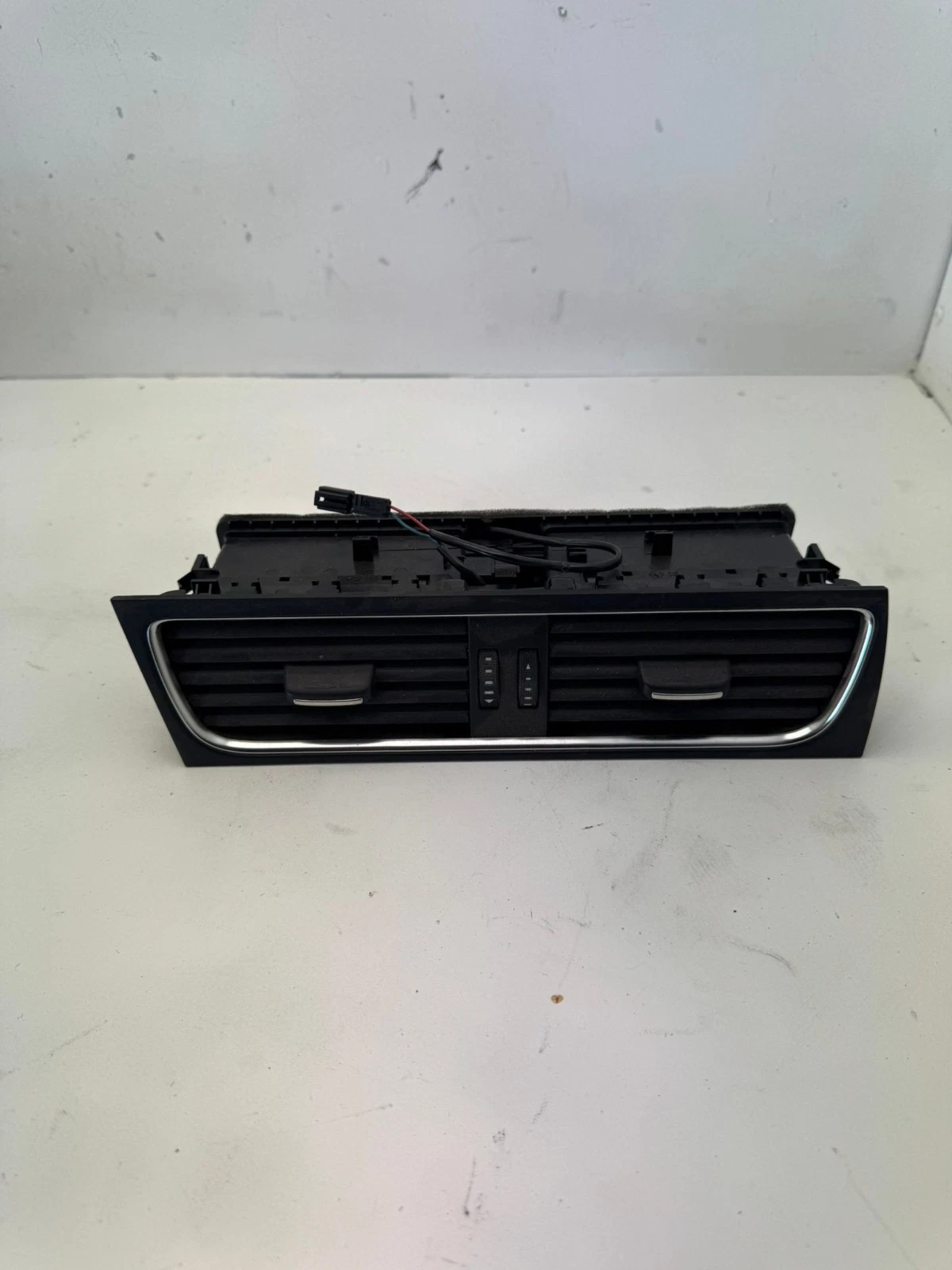 Original Audi A4 B8 Lüftungsdüse Ausströmer Luftdusche mitte 8T1820951C