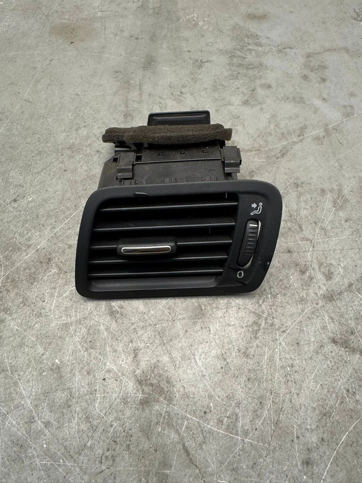 Original VW Passat 3C Luftausströmer Luftdüse Gitter vorne links 3C1819701E