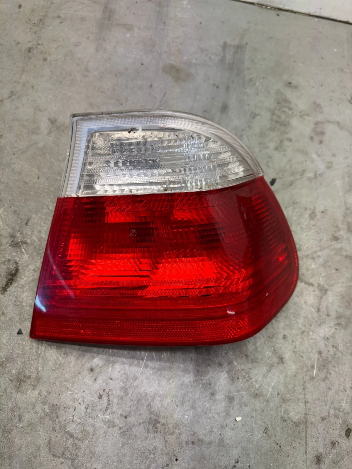 Original BMW E46 320i Rücklicht Heckleuchte rechts 8383822