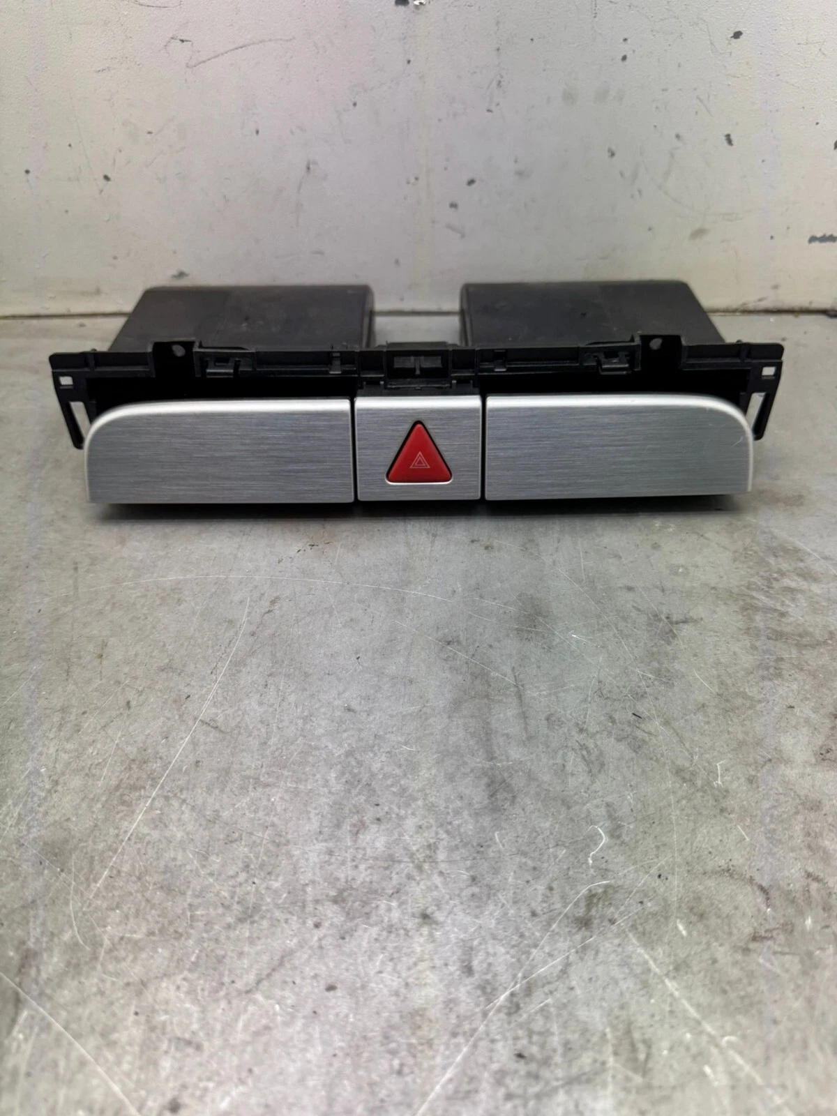 Original VW Passat 3C B6 Ablagefach Warnblinklichtschalter 3C0858407