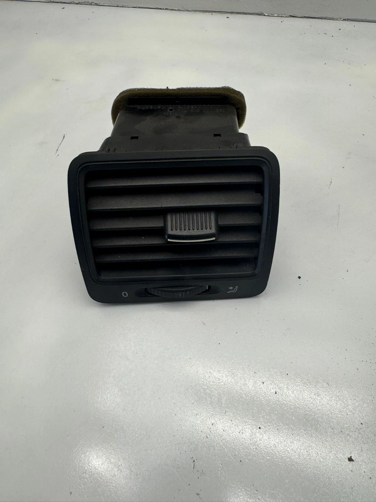 Original VW Golf 5 Luftdüse Lufteinlass vorne rechts 1K0819710 1K0819704