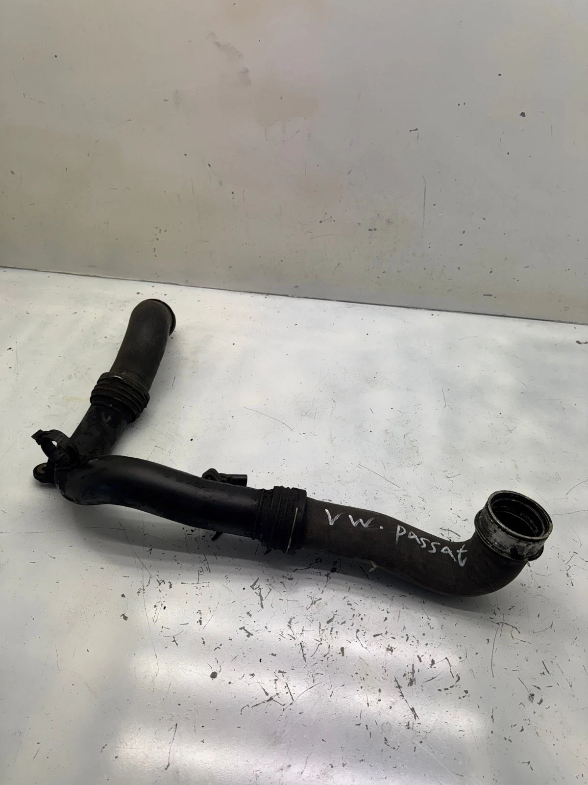 Original VW Passat Touran Ladeluftschlauch Druckrohr 1K0145762 1K0145770D