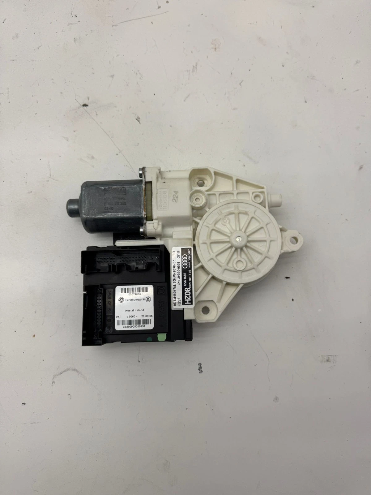 Original Audi A3 8P Sportback Fensterhebermotor vorne rechts 8P0959802H – Bild 6
