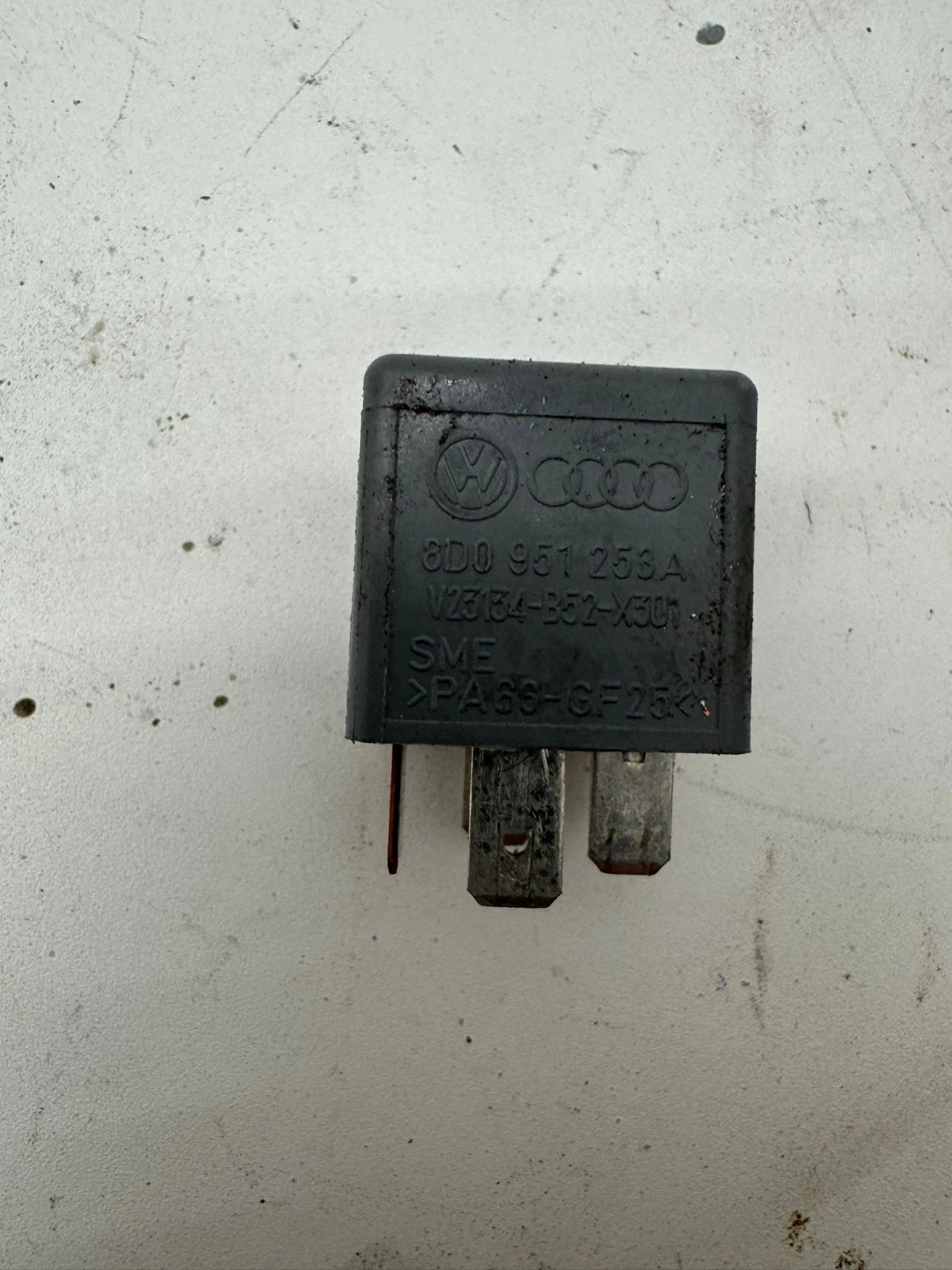 Original VW Audi Skoda Porsche Arbeitsstrom Relais 8D0951253A