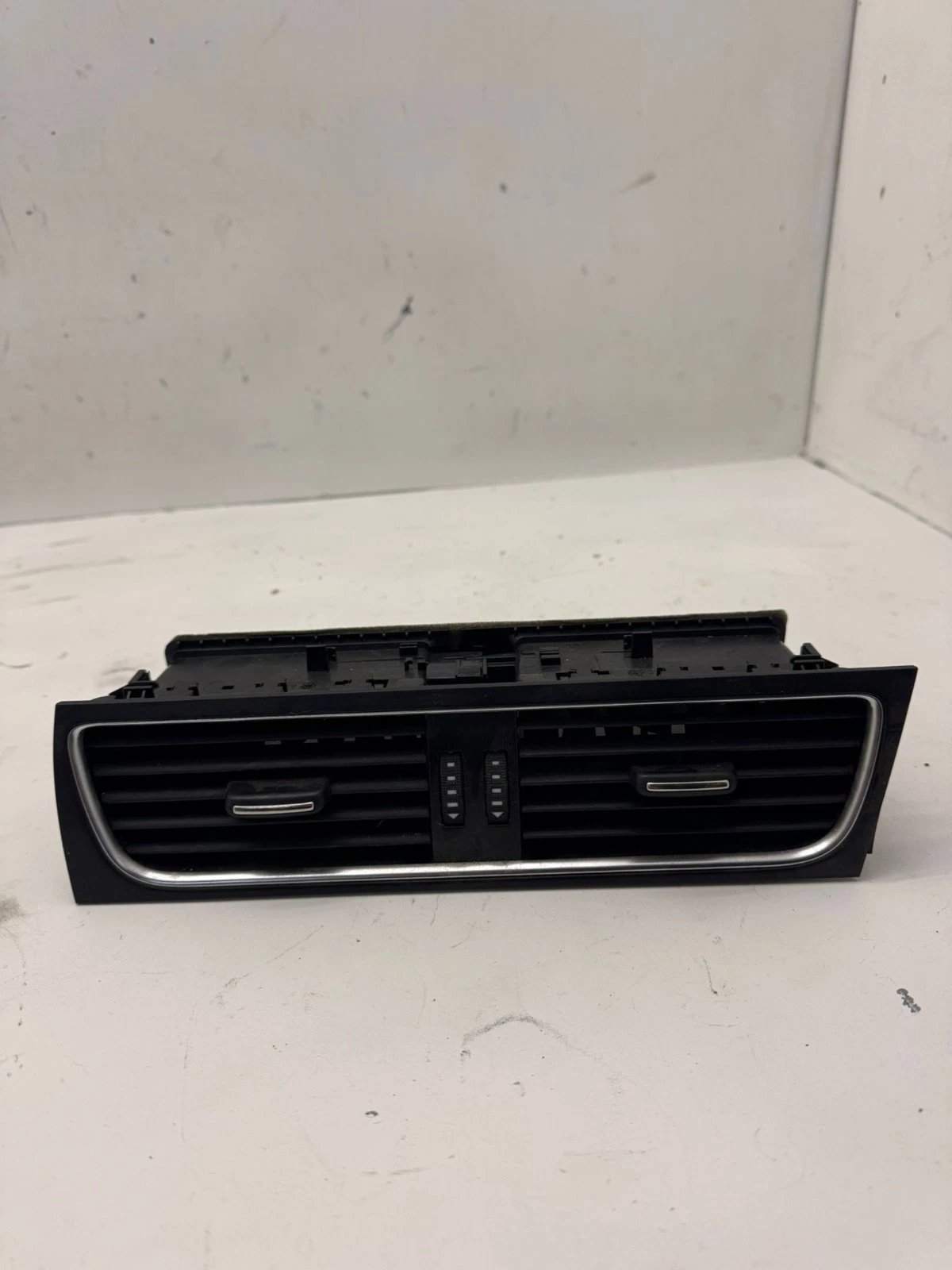Original Audi A4 B8 A5 8T Luftausströmer Luftdüse Ausströmer mitte 8T2820951B