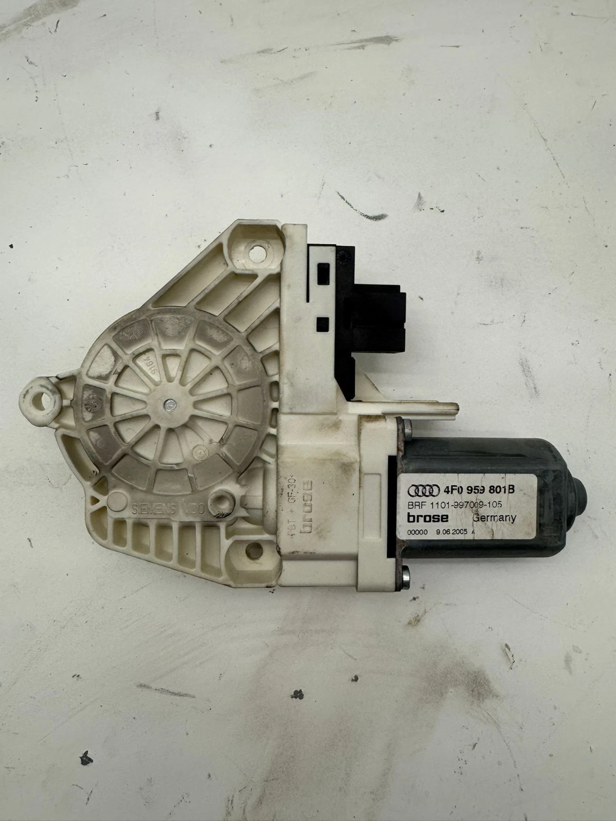 Original Audi A6 4F C6 Fensterhebermotor vorne links 4F0959801B